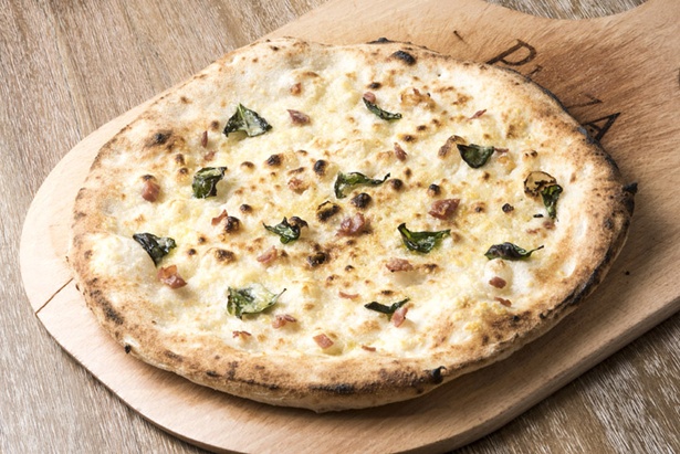 チーズとバジリコとシンプルに焼き上げた「マストゥニコーラ」600円。ピザの原型とも言われているそう
