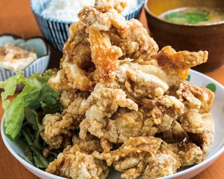 そびえるからあげの山はボリューム満点！「台所や」のコスパ最強定食