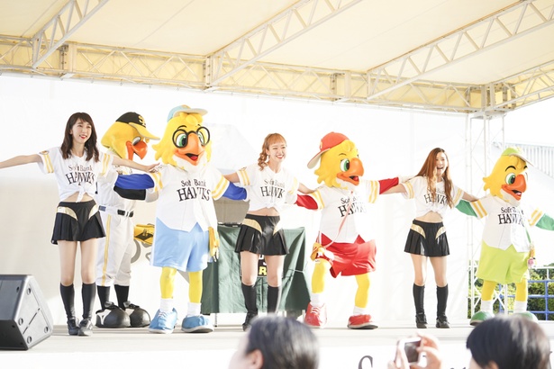 FAN! FUN! STAGEにてホークスファンとふれあうハニーズのメンバー