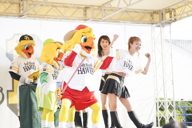 FAN! FUN! STAGEにてホークスファンとふれあうハニーズのメンバー