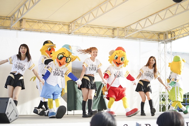 FAN! FUN! STAGEにてホークスファンとふれあうハニーズのメンバー