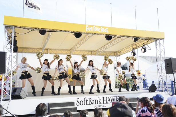 FAN! FUN! STAGEにてホークスファンとふれあうハニーズのメンバー