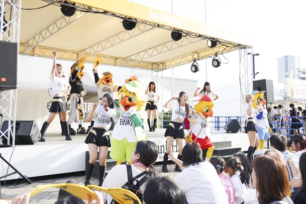 FAN! FUN! STAGEにてホークスファンとふれあうハニーズのメンバー