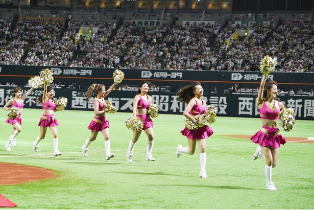 試合前のオープニングダンスをするハニーズのメンバー