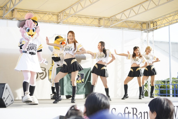 FAN! FUN! STAGEにてホークスファンとふれあうハニーズのメンバー