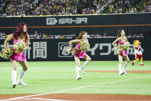 試合前のオープニングダンスをするハニーズのメンバー