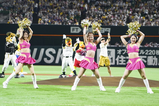 試合前のオープニングダンスをするハニーズのメンバー