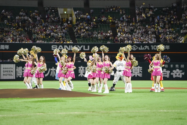 試合前のオープニングダンスをするハニーズのメンバー