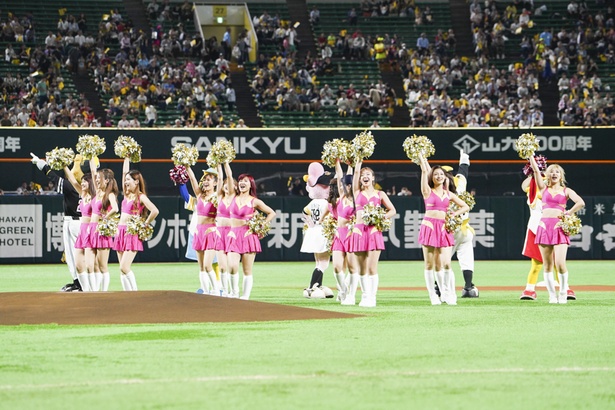 試合前のオープニングダンスをするハニーズのメンバー