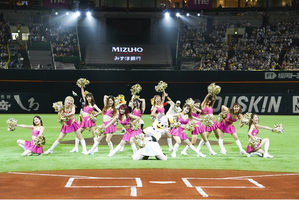 試合前のオープニングダンスをするハニーズのメンバー