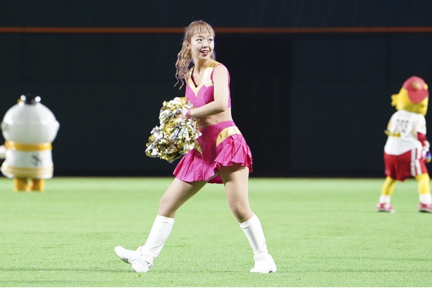 試合前のオープニングダンスをするハニーズのメンバー