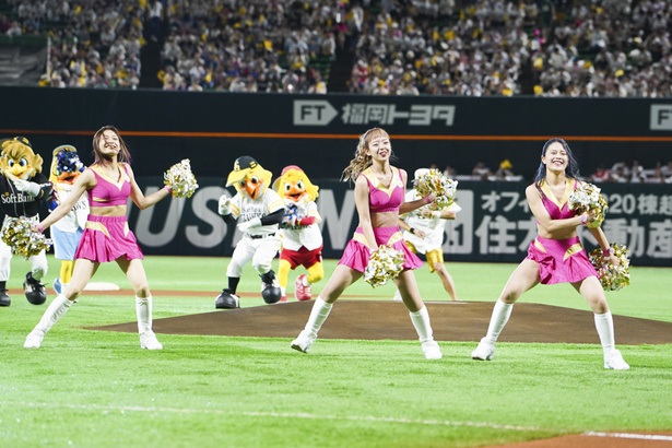 試合前のオープニングダンスをするハニーズのメンバー