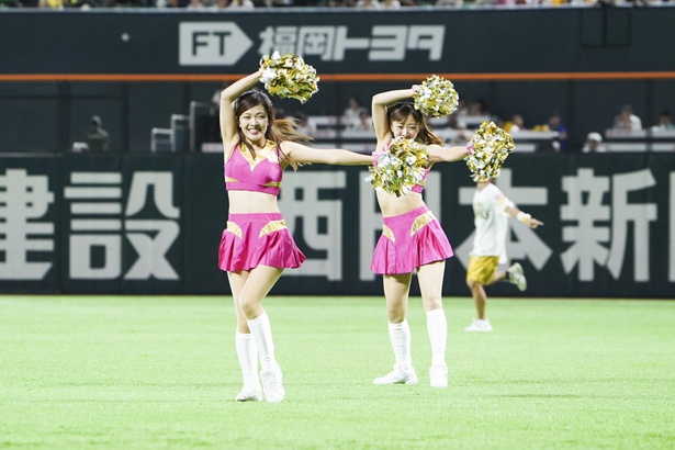試合前のオープニングダンスをするハニーズのメンバー