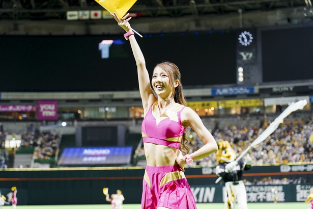試合前のオープニングダンスをするハニーズのメンバー