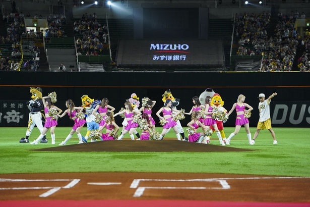 試合前のオープニングダンスをするハニーズのメンバー