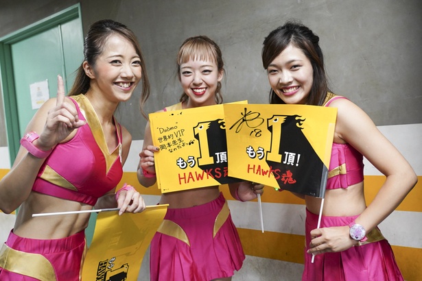 「もう1頂」ポーズをするハニーズのELIKAさん、NANAさん、KANAさん