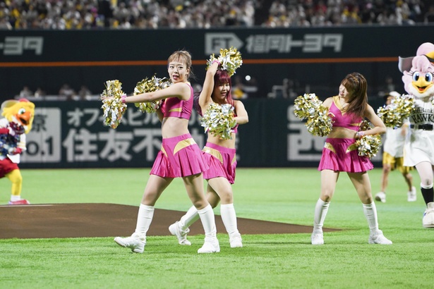 試合前のオープニングダンスをするハニーズのメンバー