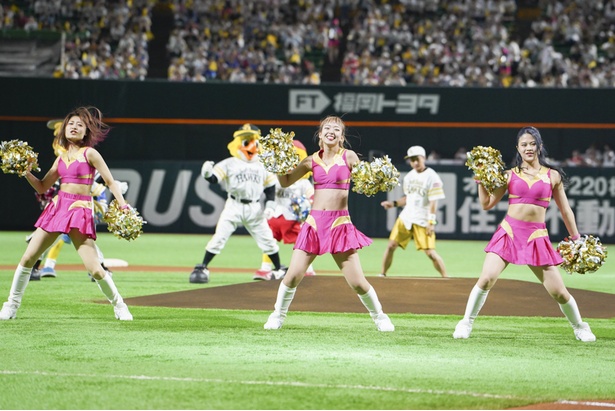 試合前のオープニングダンスをするハニーズのメンバー