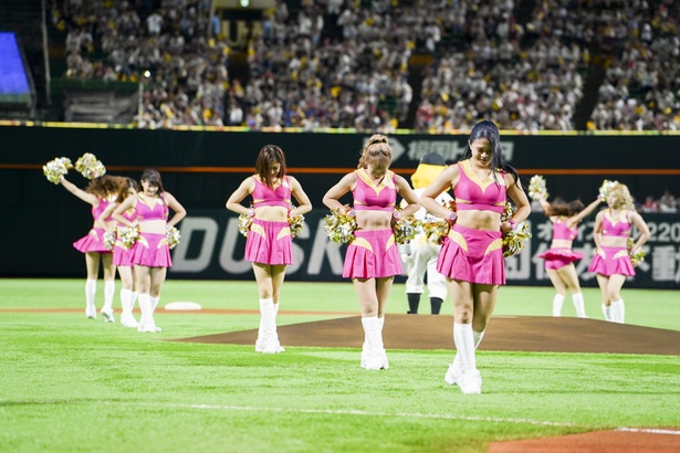 試合前のオープニングダンスをするハニーズのメンバー