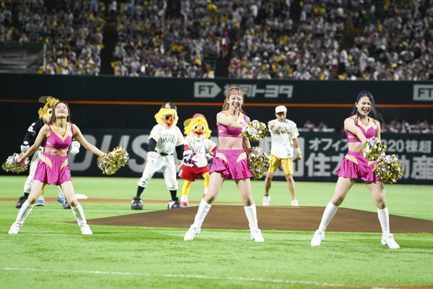 試合前のオープニングダンスをするハニーズのメンバー