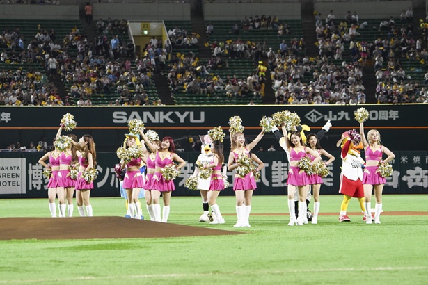 試合前のオープニングダンスをするハニーズのメンバー