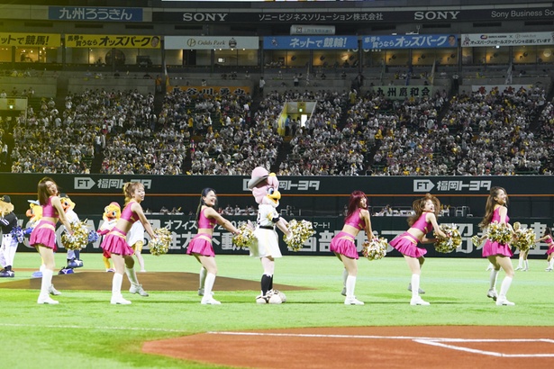 試合前のオープニングダンスをするハニーズのメンバー