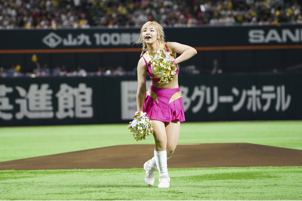 試合前のオープニングダンスをするハニーズのメンバー