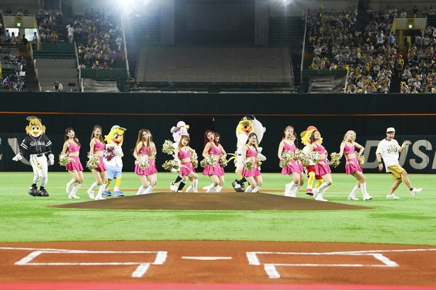 試合前のオープニングダンスをするハニーズのメンバー