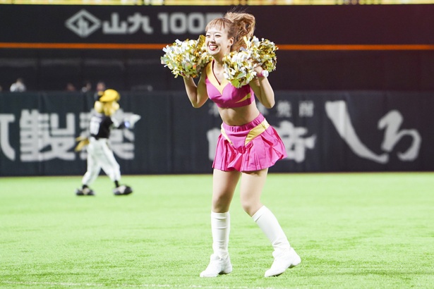 試合前のオープニングダンスをするハニーズのメンバー