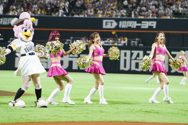 試合前のオープニングダンスをするハニーズのメンバー