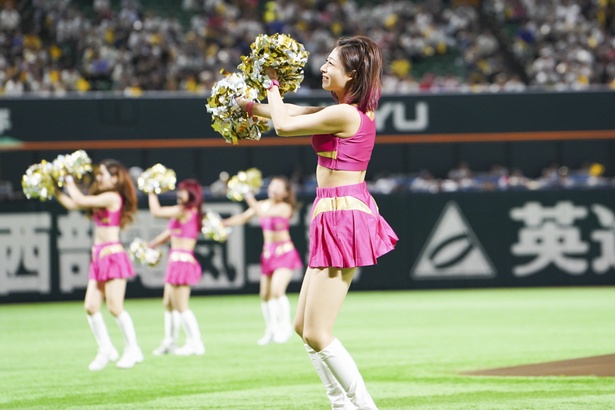 試合前のオープニングダンスをするハニーズのメンバー