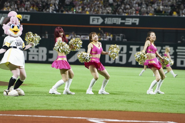 試合前のオープニングダンスをするハニーズのメンバー