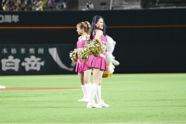 試合前のオープニングダンスをするハニーズのメンバー