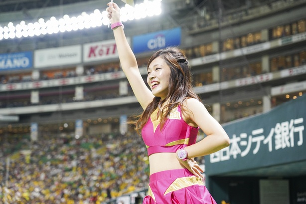 試合前のオープニングダンスをするハニーズのメンバー