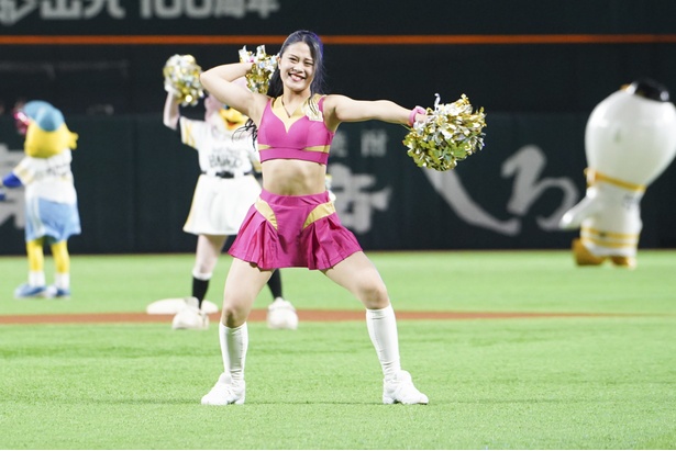 試合前のオープニングダンスをするハニーズのメンバー