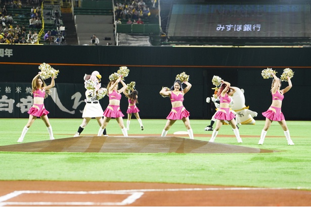 試合前のオープニングダンスをするハニーズのメンバー