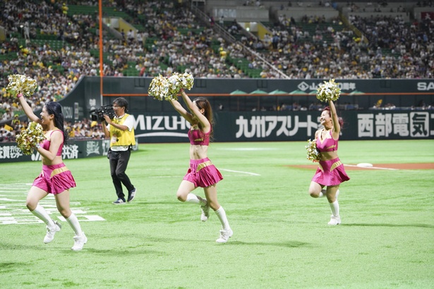 試合前のオープニングダンスをするハニーズのメンバー