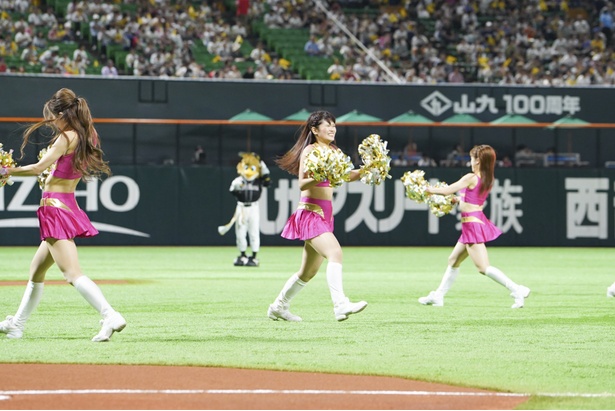 試合前のオープニングダンスをするハニーズのメンバー