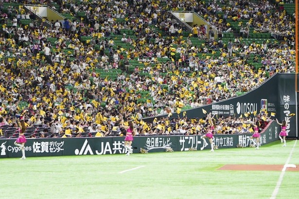 試合前のオープニングダンスをするハニーズのメンバー