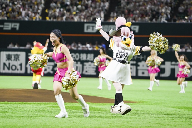 試合前のオープニングダンスをするハニーズのメンバー