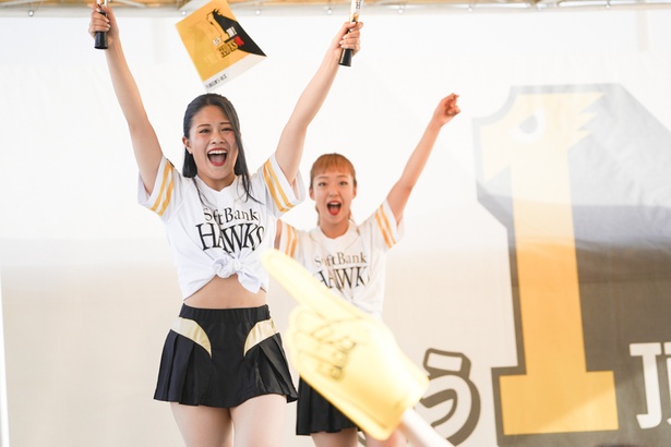【写真を見る】FAN! FUN! STAGEにてホークスファンとふれあうハニーズのメンバー