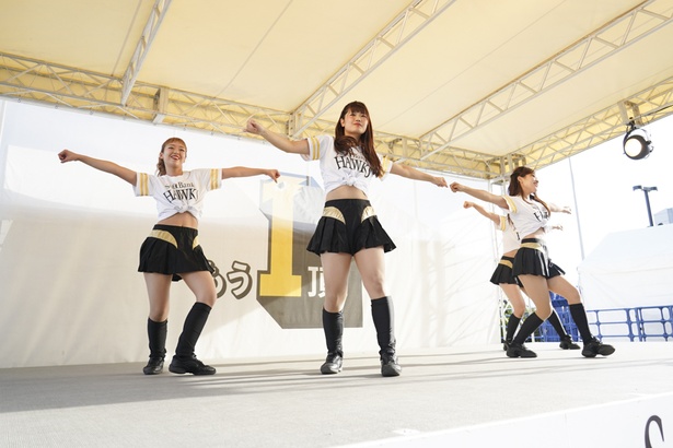 FAN! FUN! STAGEにてホークスファンとふれあうハニーズのメンバー