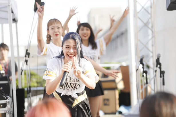 FAN! FUN! STAGEにてホークスファンとふれあうハニーズのメンバー