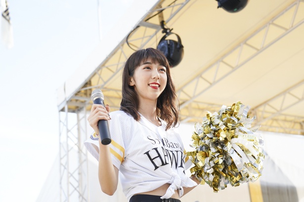 FAN! FUN! STAGEにてホークスファンとふれあうハニーズのメンバー