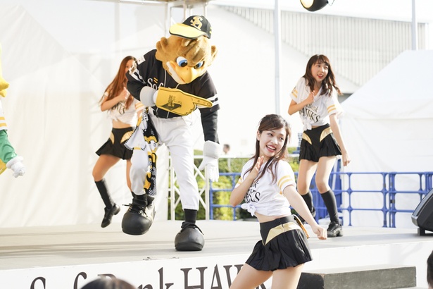 FAN! FUN! STAGEにてホークスファンとふれあうハニーズのメンバー