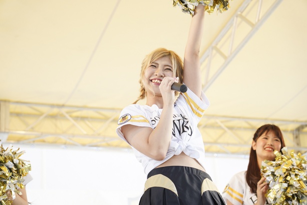 FAN! FUN! STAGEにてホークスファンとふれあうハニーズのメンバー