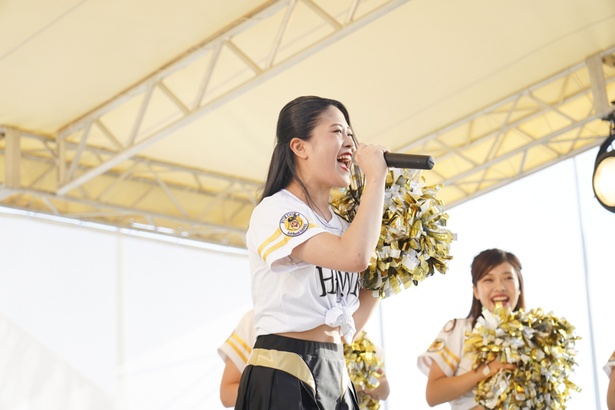 FAN! FUN! STAGEにてホークスファンとふれあうハニーズのメンバー
