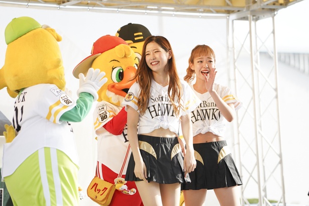FAN! FUN! STAGEにてホークスファンとふれあうハニーズのメンバー