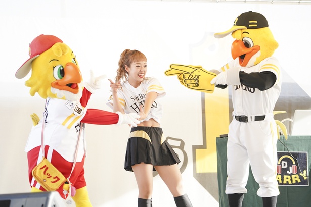 FAN! FUN! STAGEにてホークスファンとふれあうハニーズのメンバー