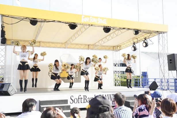 FAN! FUN! STAGEにてホークスファンとふれあうハニーズのメンバー